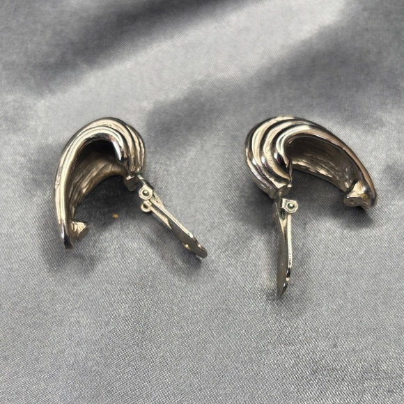 Kenneth Jay Lane Silver Shell Earrings - Picture 3 of 4